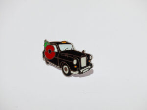 een mooie pin van een zwarte taxi pin met een poppy aan de zijkant